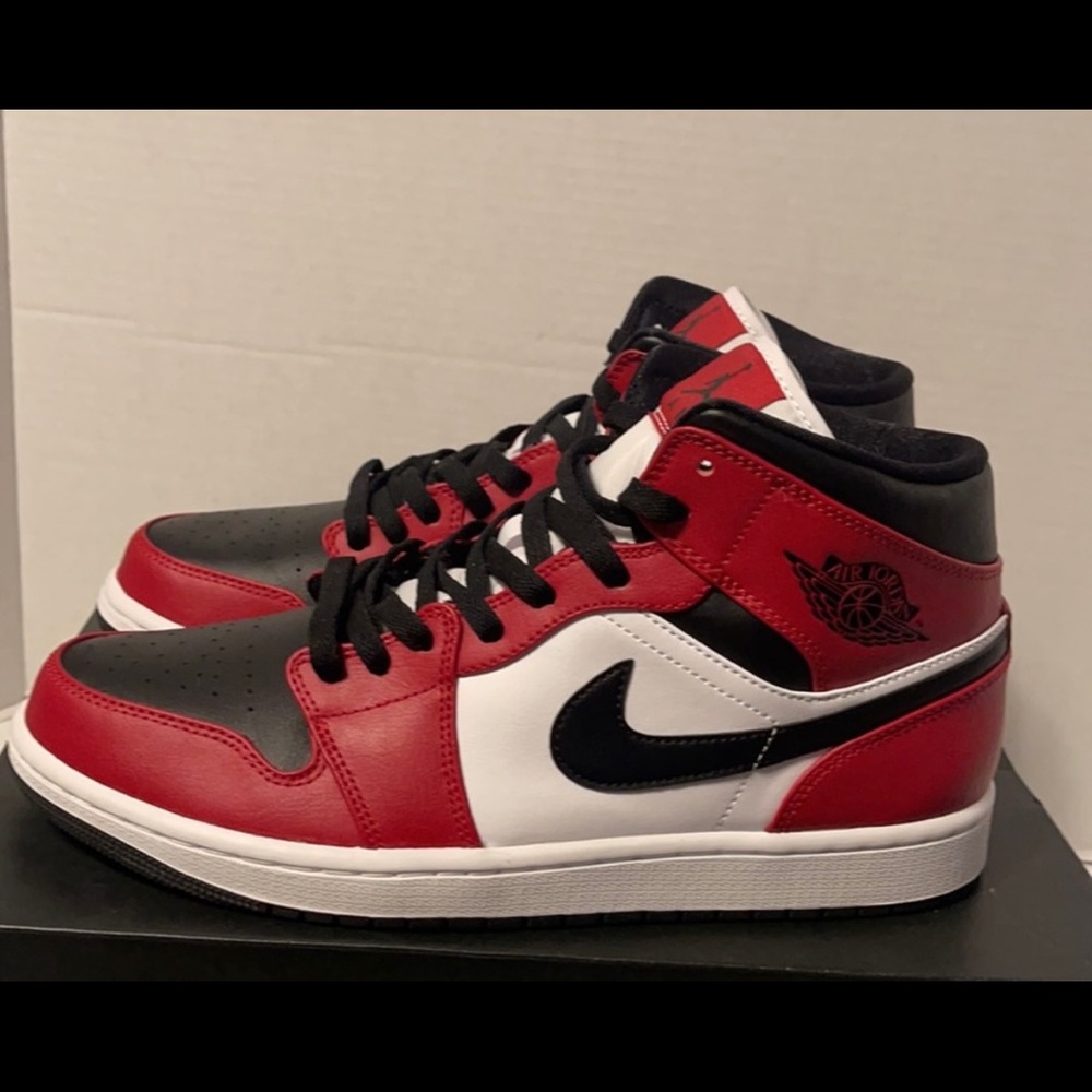 Air Jordan 1 Chicago Black Toe